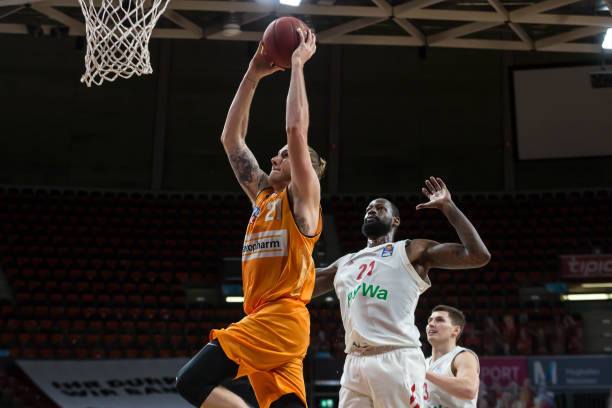 墨菲8次助攻伊萨克，为本赛季英超球员助攻同一队友最多.