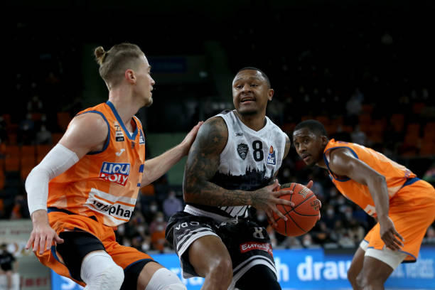 排面!詹皇为妻子办生日派对 阿黛尔捧场太有面子