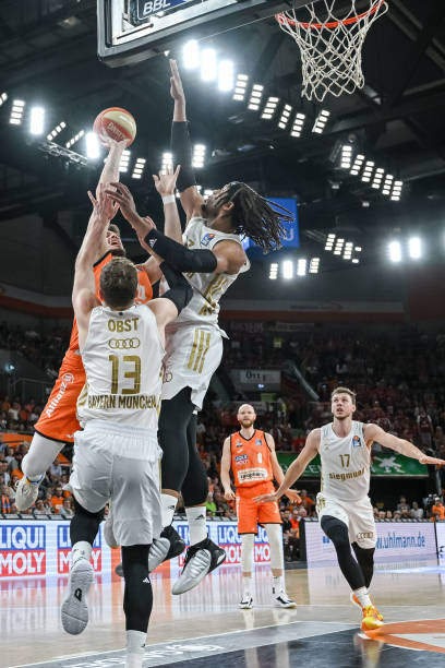 团队在与尤 团队在与尤