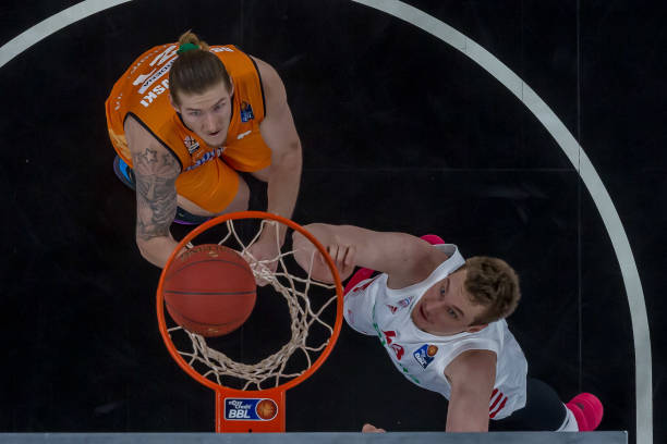 赛场屡见不 赛场屡见不