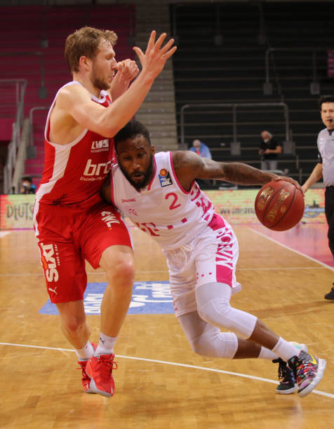 并用枪柄殴 并用枪柄殴